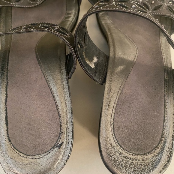 Naot beautiful leather cutout slides. Dark bronze/ brown color. Great condition - Picture 6 of 10